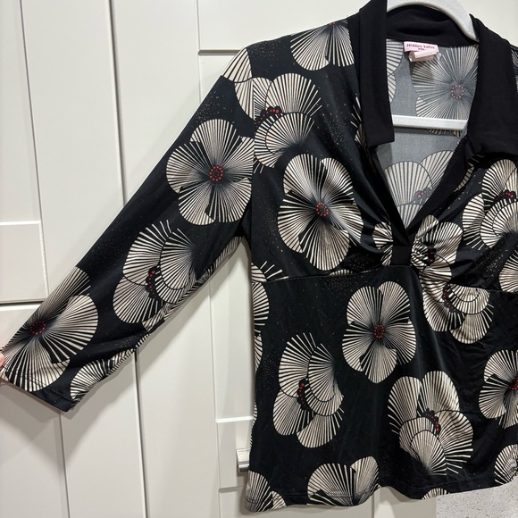 ✨3/$20 Hidden Lotus vintage top - Picture 3 of 5